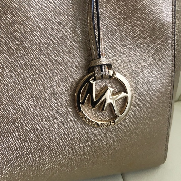 Michael Kors Sutton Gold handbag - Picture 4 of 6